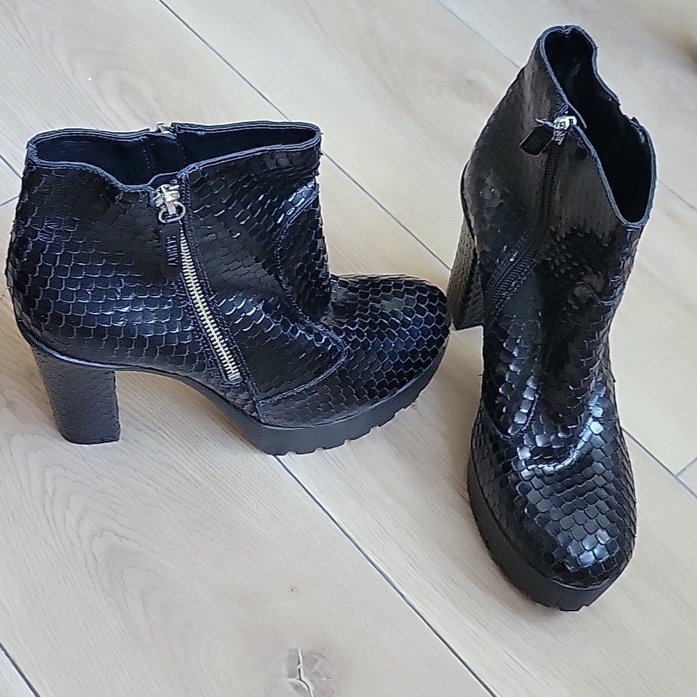 Nwot SCHUTZ BOTA BRIGHT SNAKE PRETA EU 40 US 9